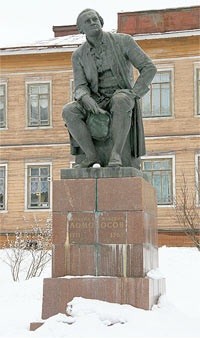 Памятник М.В.Ломоносову на его родине.